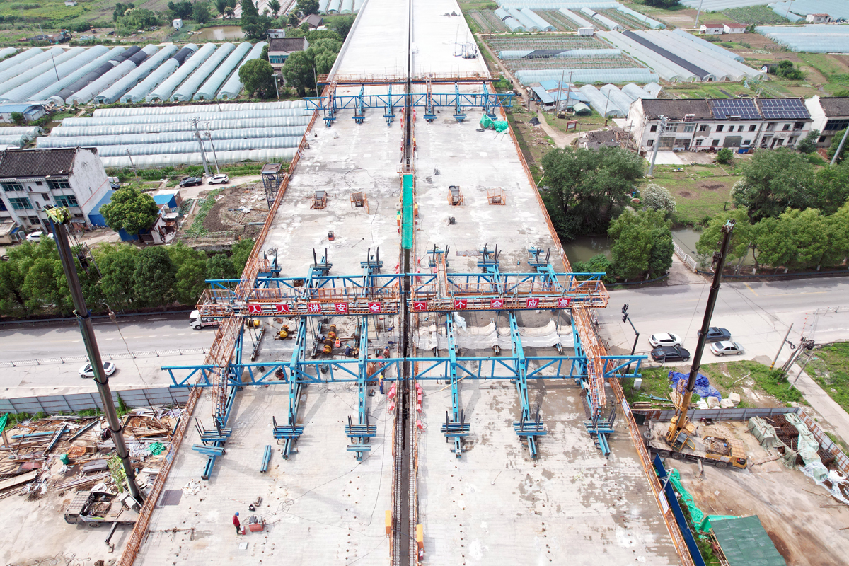 江陰靖江長江隧道南接線工程跨紫金路主橋連續梁順利合龍